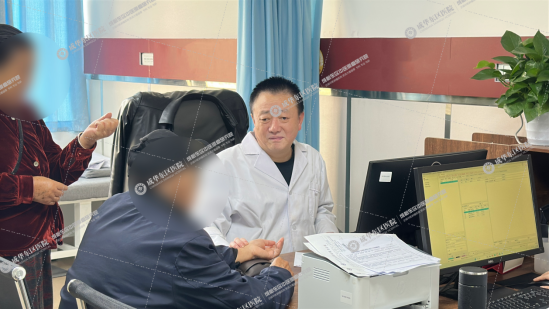 两月缩瘤1cm!成华东区医院黄宏主任治疗肺鳞癌显奇效图片 两月缩瘤1cm!成华东区医院黄宏主任治疗肺鳞癌显奇效图片